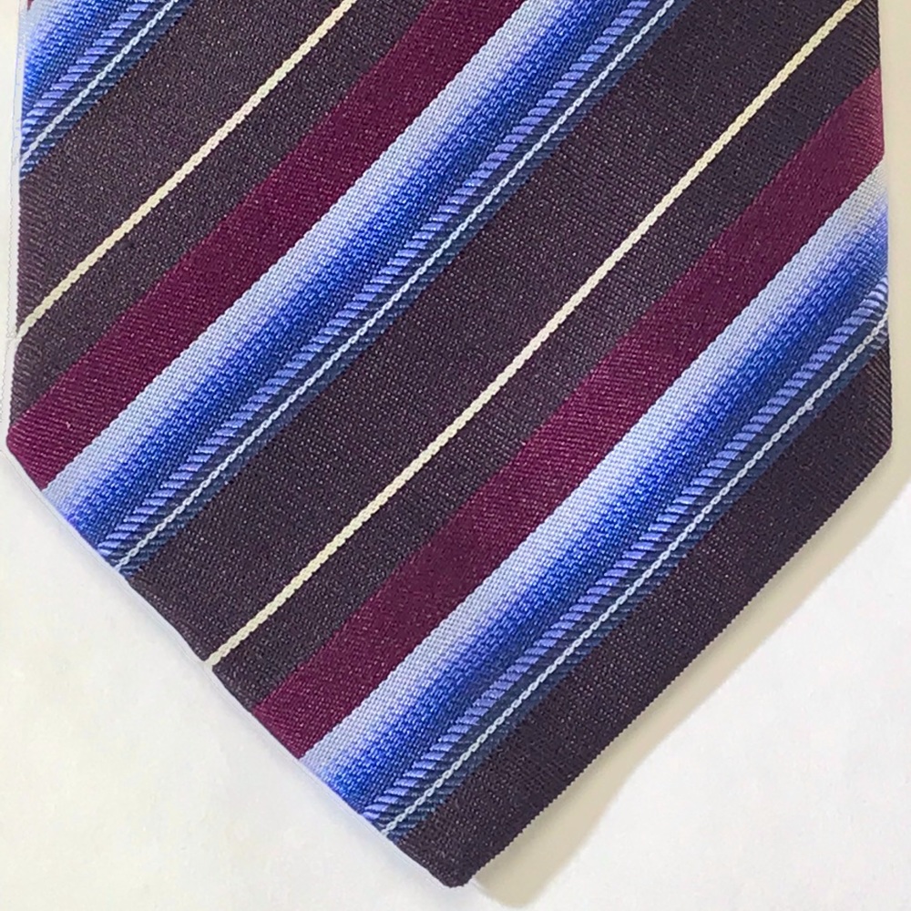 HUGO BOSS 100% silk designer luxury tie.